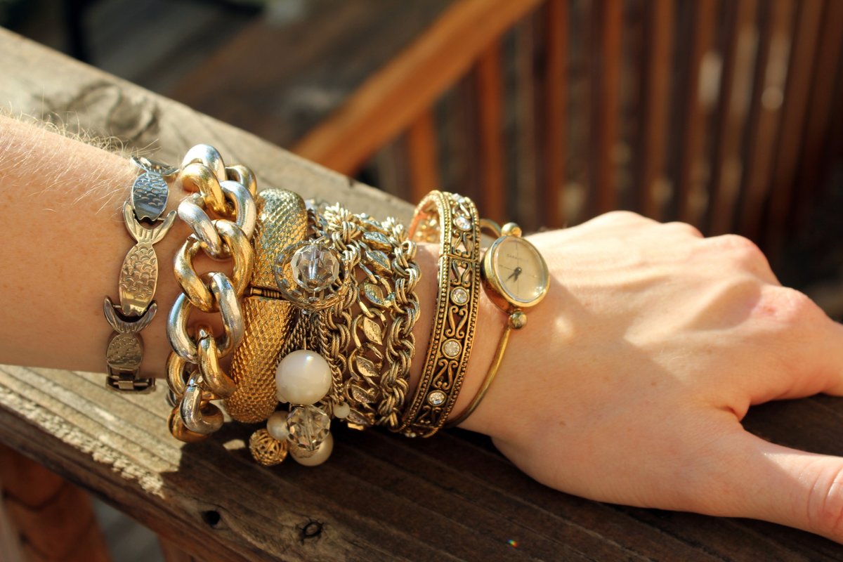 На какой руке носят браслет золотой женщины. Необычные браслеты. Украшение на руку. Массивные браслеты. Модные браслеты.